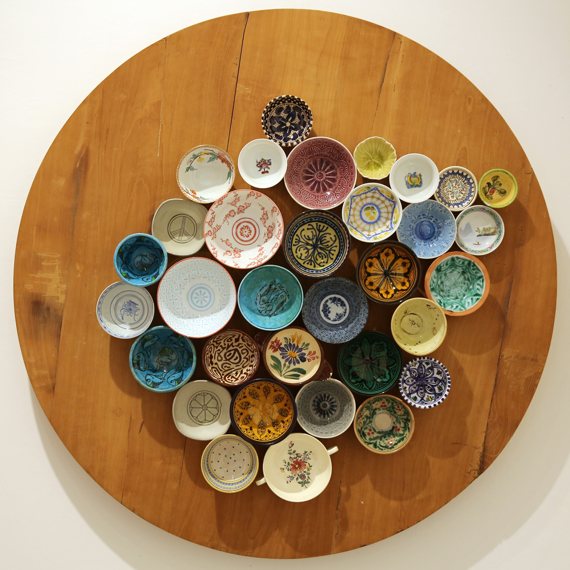 Convives, Bois et céramique, 110 × 110 cm, 2013