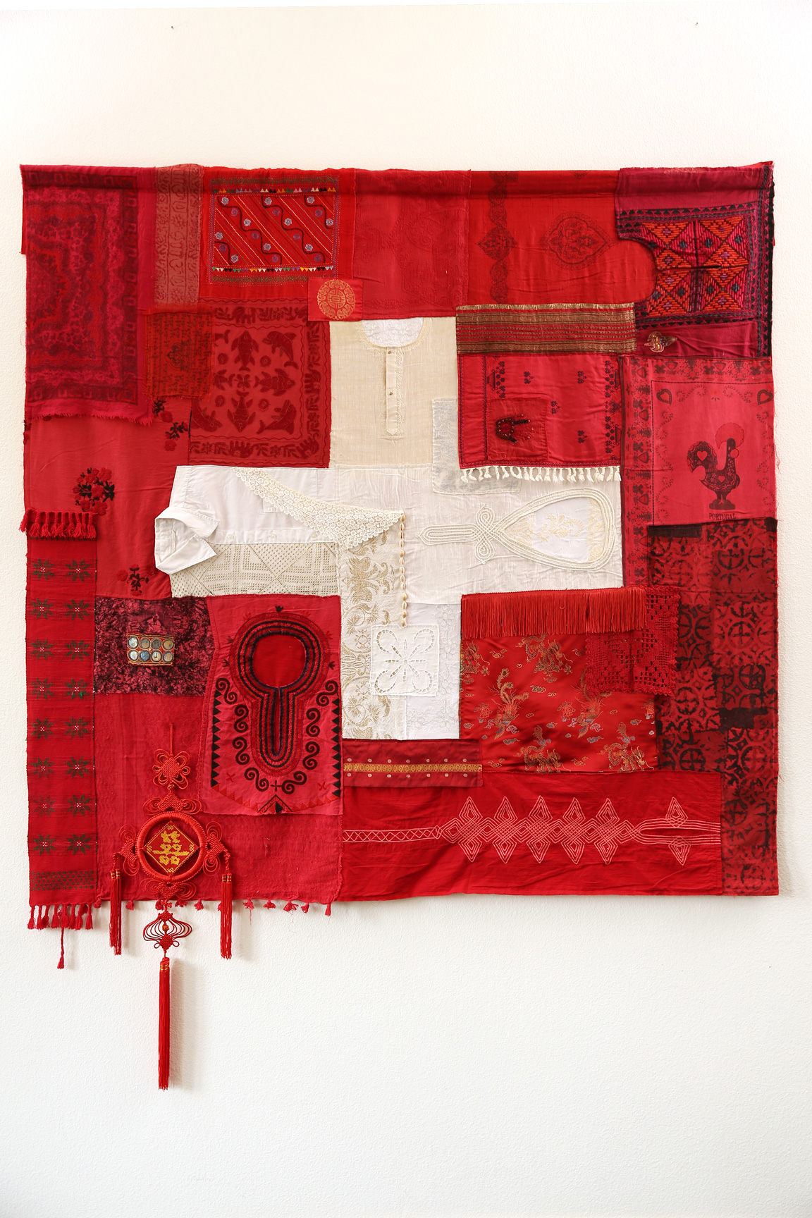 Un drapeau suisse, Textile, 200 × 170 cm, 2013