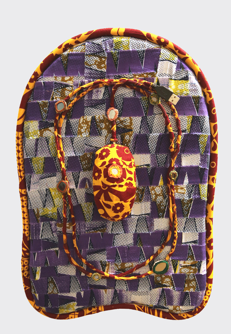 Objet de culte, Tissus et objets de récupération, 45x30cm, 2014