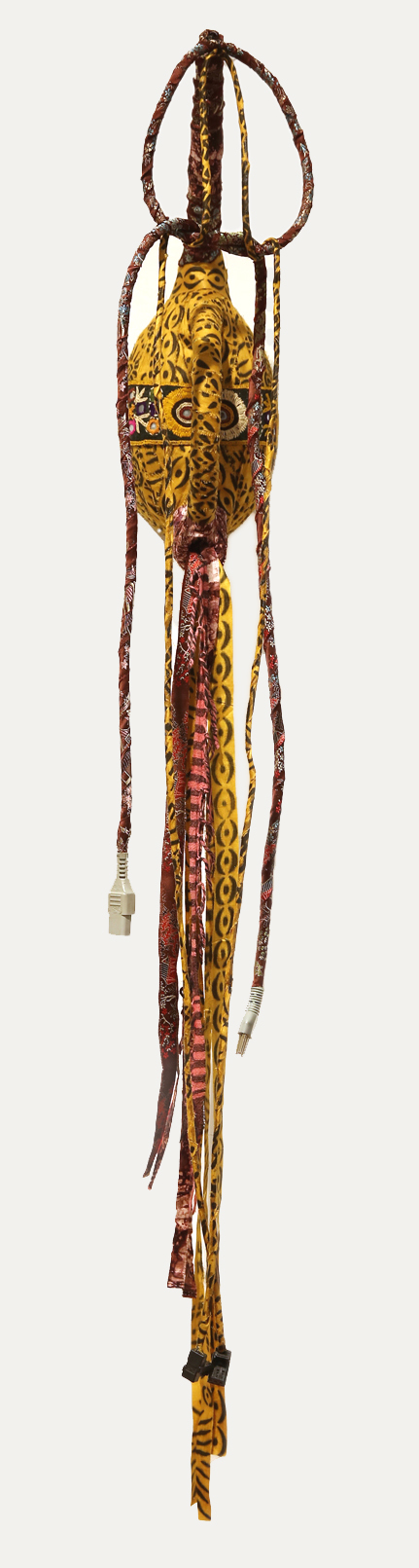 Fétiche, Tissus et objets de récupération, 140x20x35cm, 2014