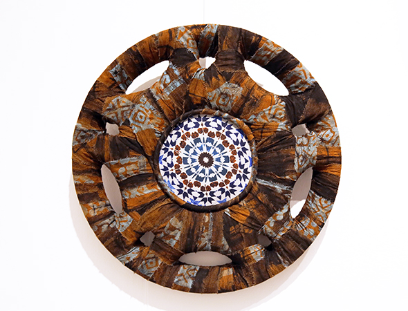 Fétiche, Tissus et objets de récupération, diamètre 45 cm, 2014