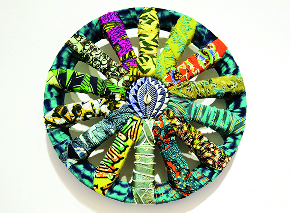 Fétiche, Tissus et objets de récupération, diamètre 45 cm, 2014
